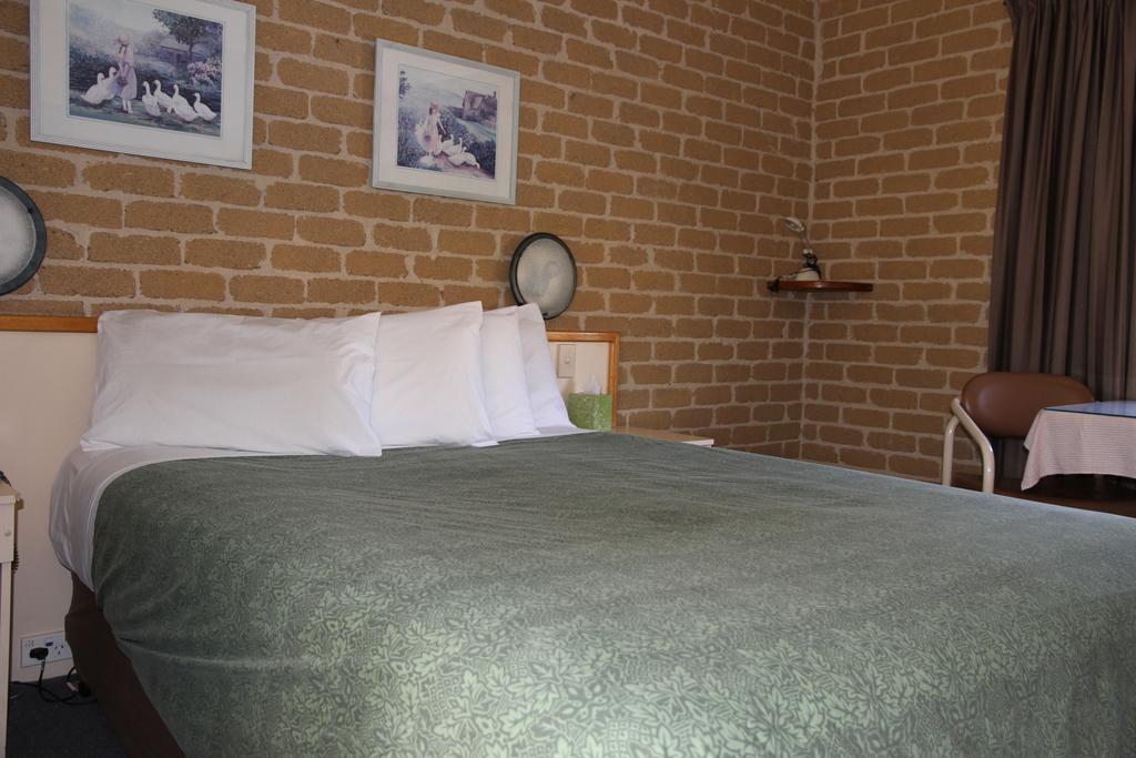 Grand Manor Motor Inn Куинбиан Экстерьер фото