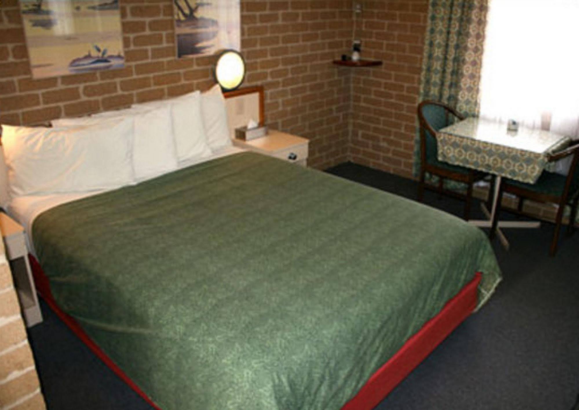 Grand Manor Motor Inn Куинбиан Экстерьер фото