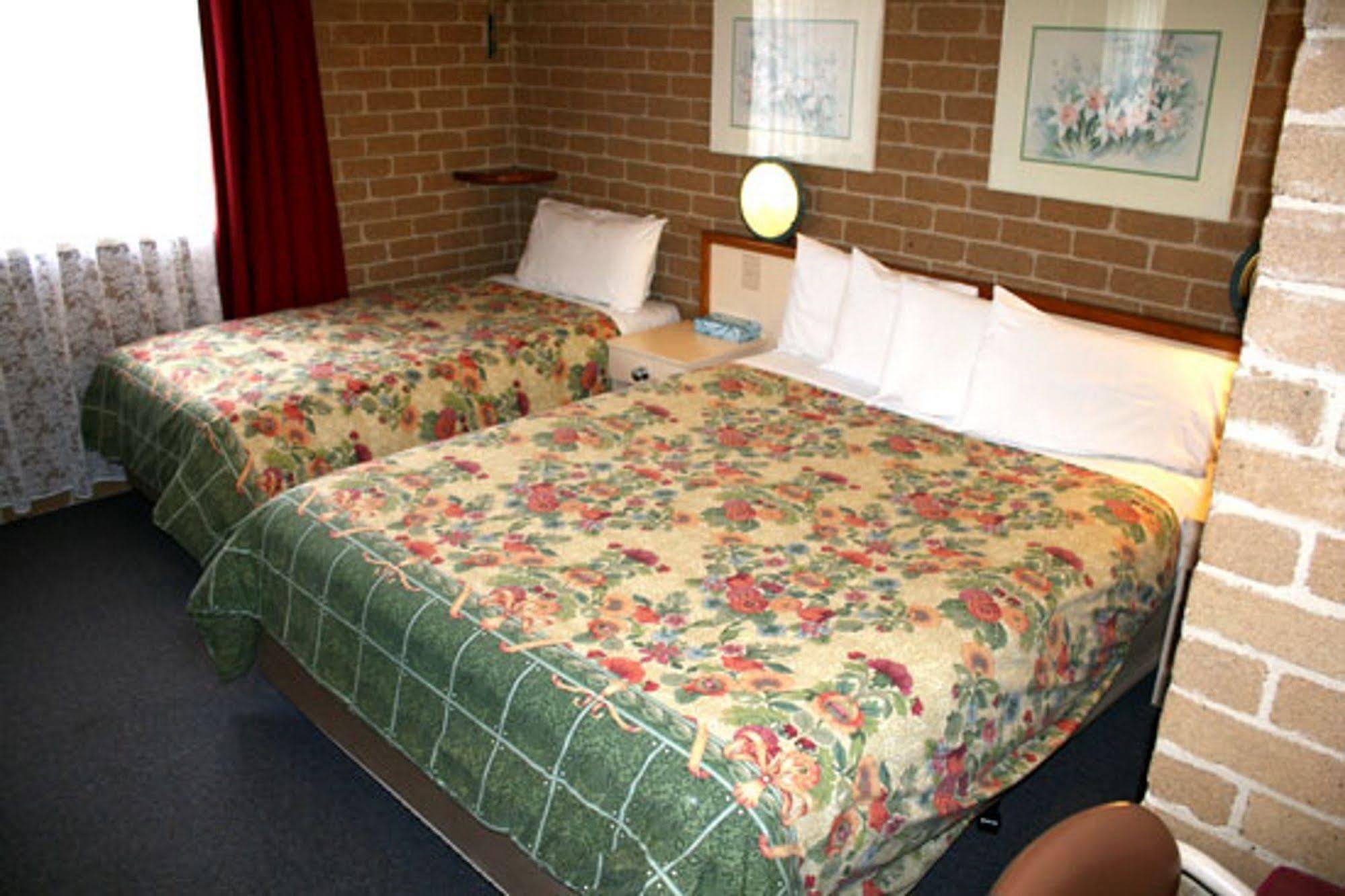 Grand Manor Motor Inn Куинбиан Экстерьер фото