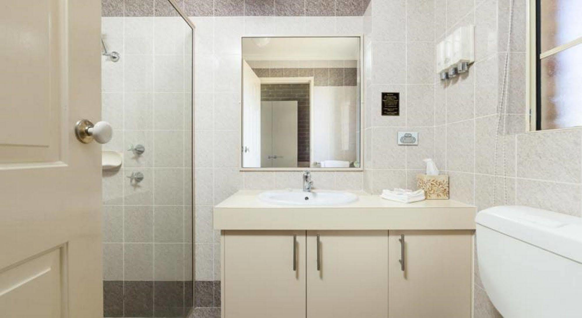 Grand Manor Motor Inn Куинбиан Экстерьер фото