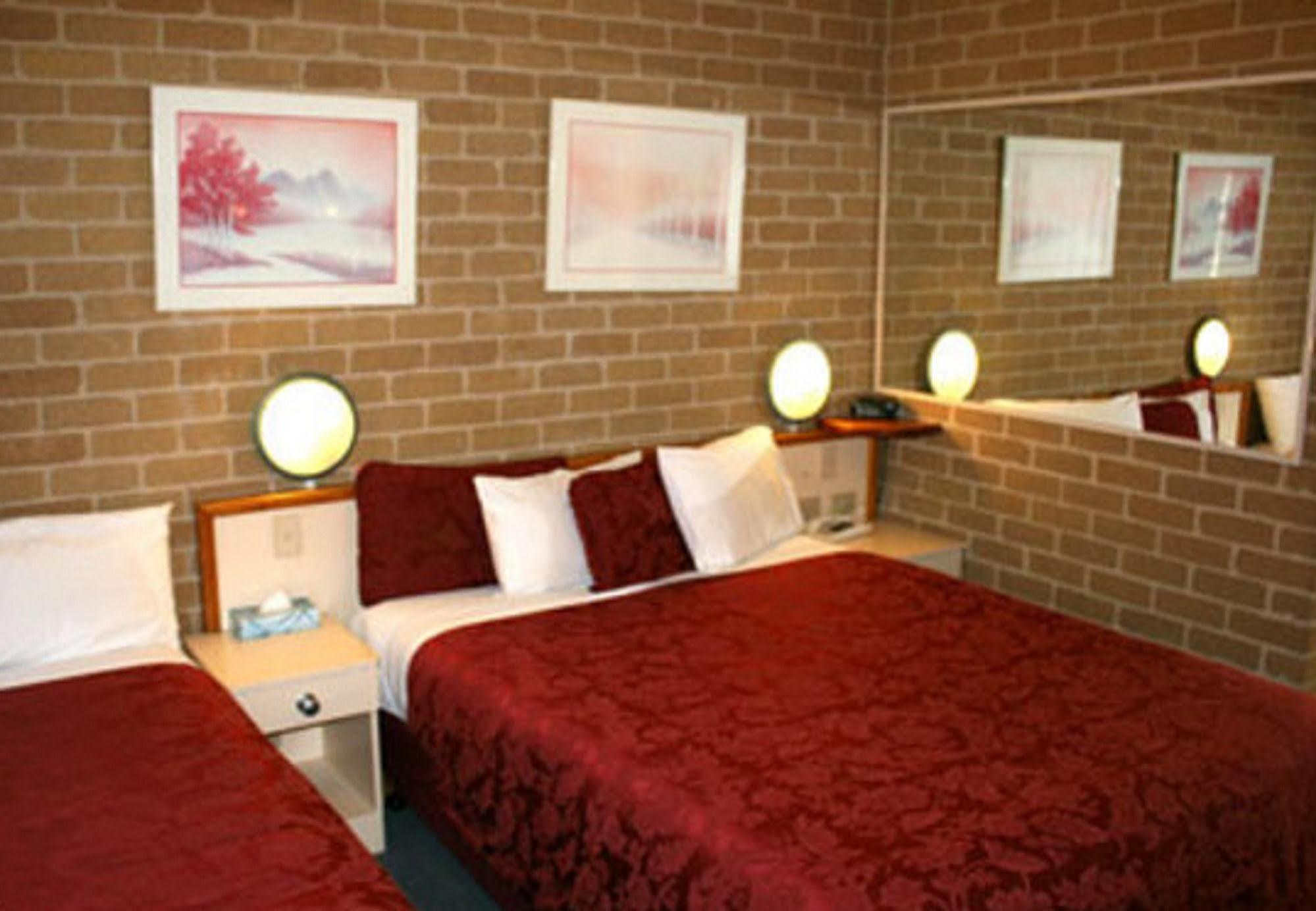 Grand Manor Motor Inn Куинбиан Экстерьер фото