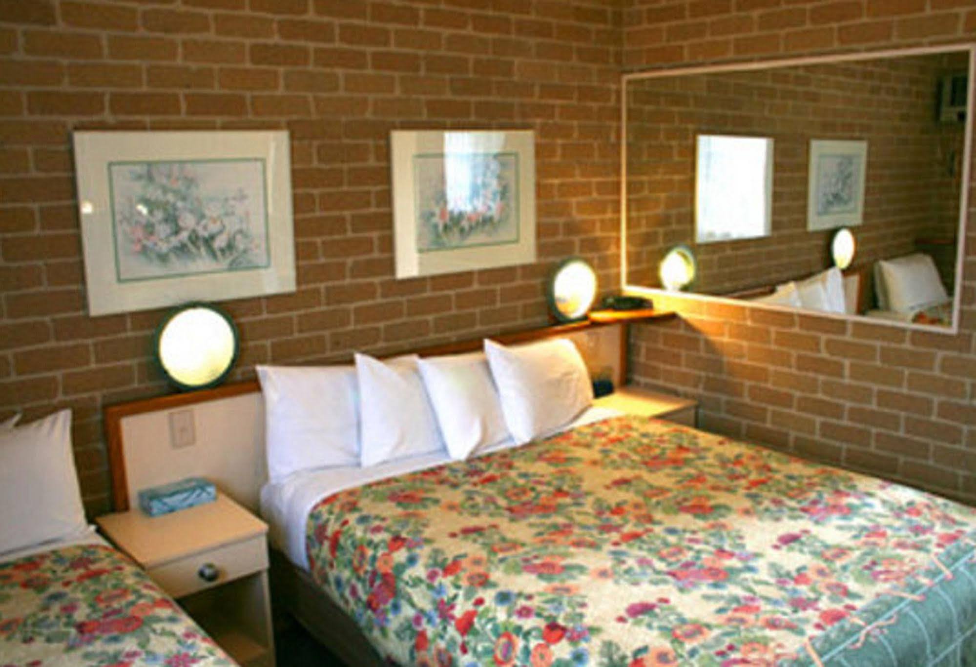 Grand Manor Motor Inn Куинбиан Экстерьер фото