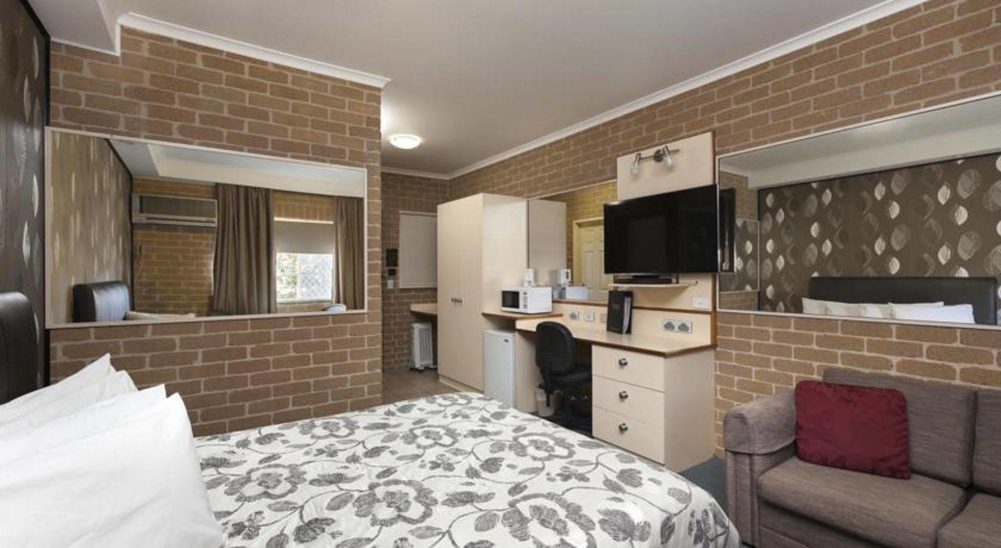 Grand Manor Motor Inn Куинбиан Экстерьер фото