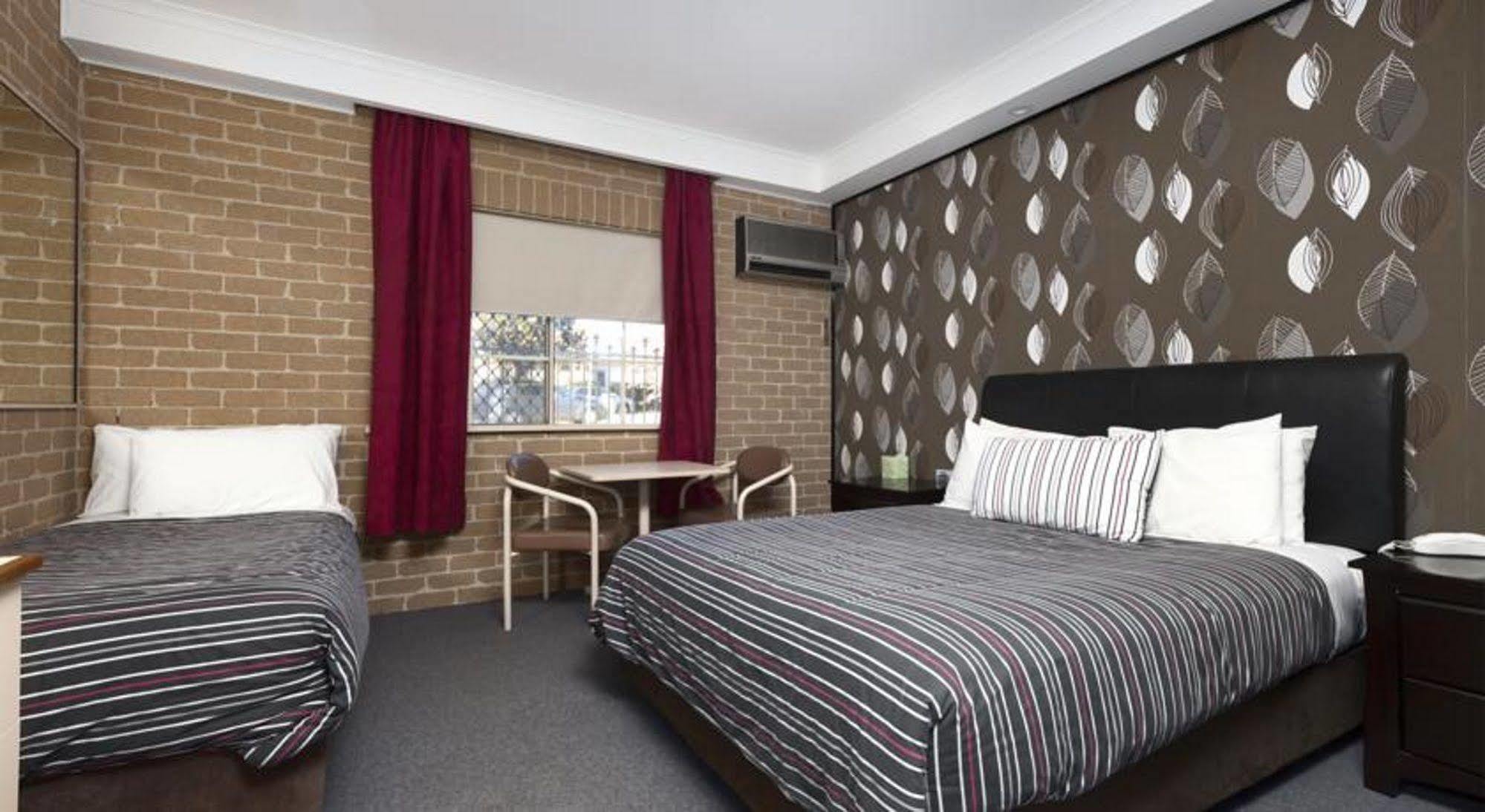Grand Manor Motor Inn Куинбиан Экстерьер фото