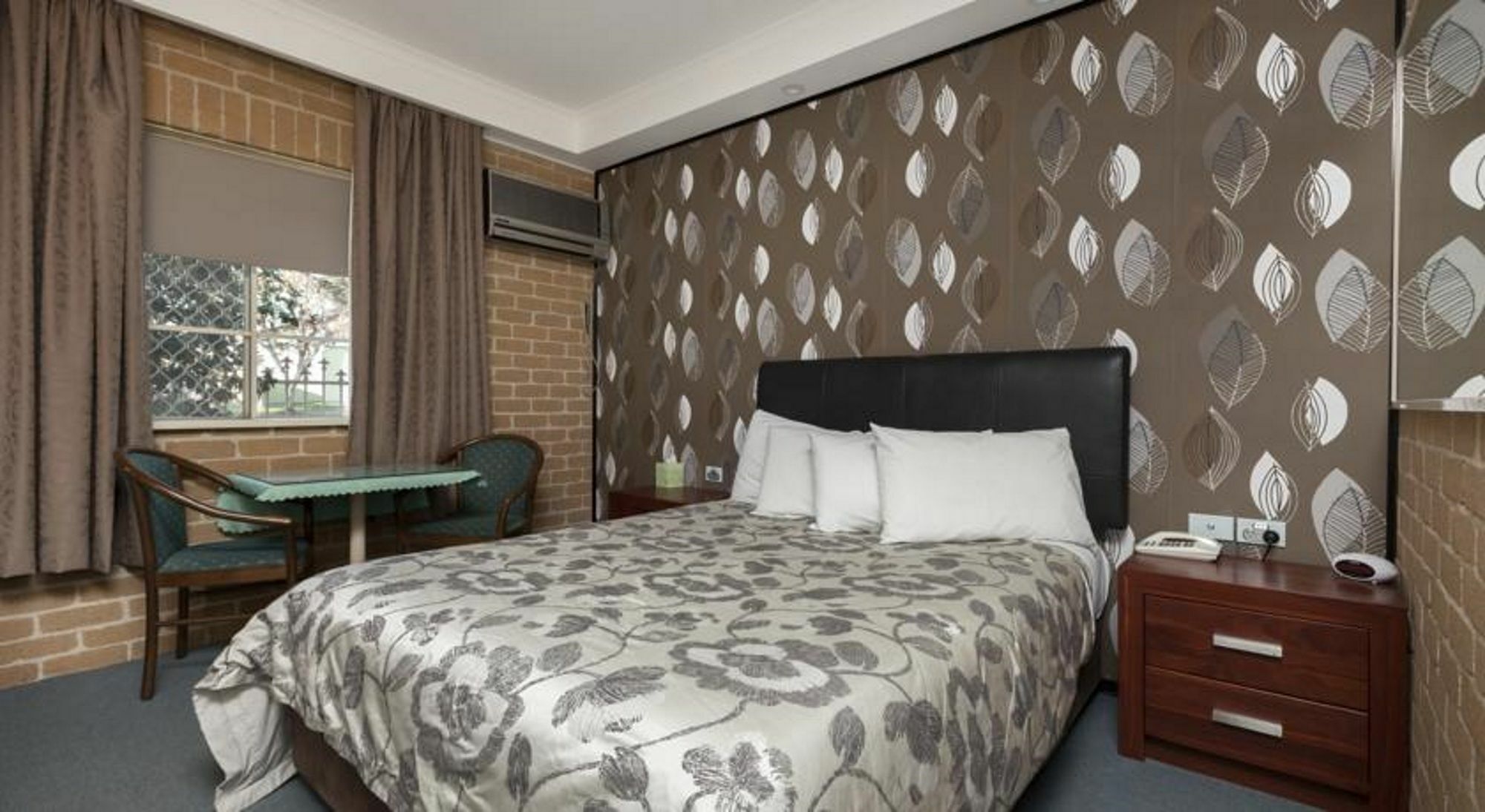 Grand Manor Motor Inn Куинбиан Экстерьер фото