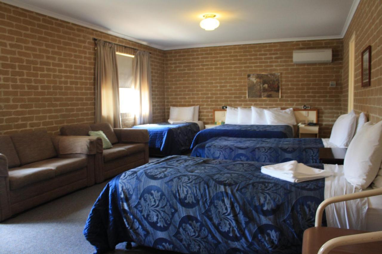 Grand Manor Motor Inn Куинбиан Экстерьер фото